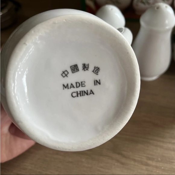 Holiday Ceramic Sugar/creamer & Salt and Pepper Set - Picture 4 of 6